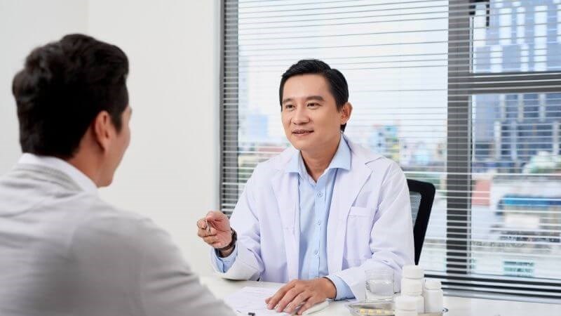 Chẩn đoán tinh hoàn bên to bên nhỏ chủ yếu là dựa vào lâm sàng thông qua hỏi bệnh và thăm khám Chẩn đoán tinh hoàn bên to bên nhỏ dựa vào việc hỏi bệnh và thăm khám