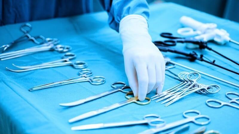 Trong trường hợp viêm mào tinh hoàn với ổ mủ sâu và nhiều, bệnh nhân có thể cần phải được dẫn lưu mủ trong quá trình điều trị Bệnh nhân có thể cần phải được dẫn lưu mủ khi có ổ mủ sâu ở tinh hoàn