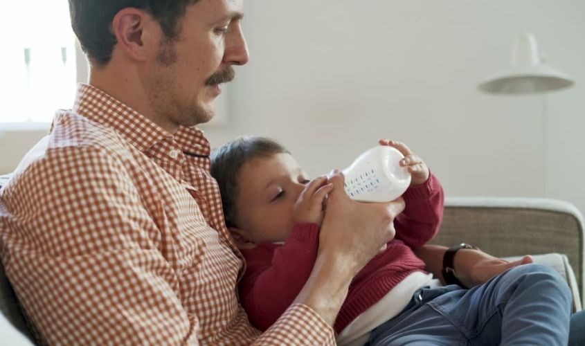 Ba có thế gắn kết với trẻ thông qua việc bé tập bú bình