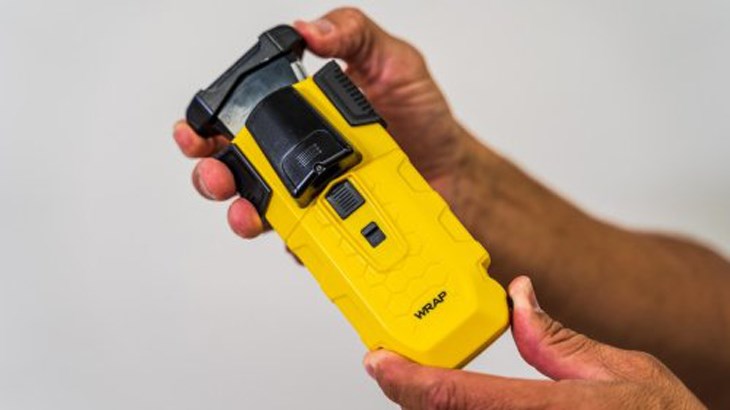 Lắp pin vào máy dò kim loại