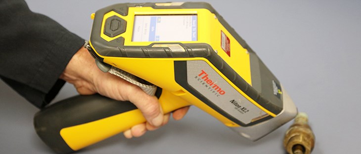 Tiến hành bật máy dò kim loại