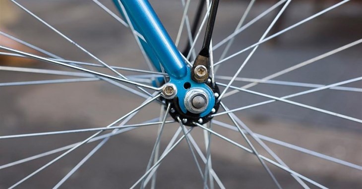 Vành xe đạp kết nối với nan hoa để tạo độ chắc cho bánh xe