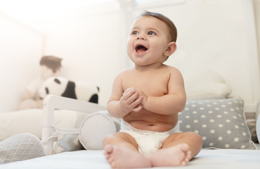 Cần thường xuyên theo dõi và thay bỉm cho bé kịp thời