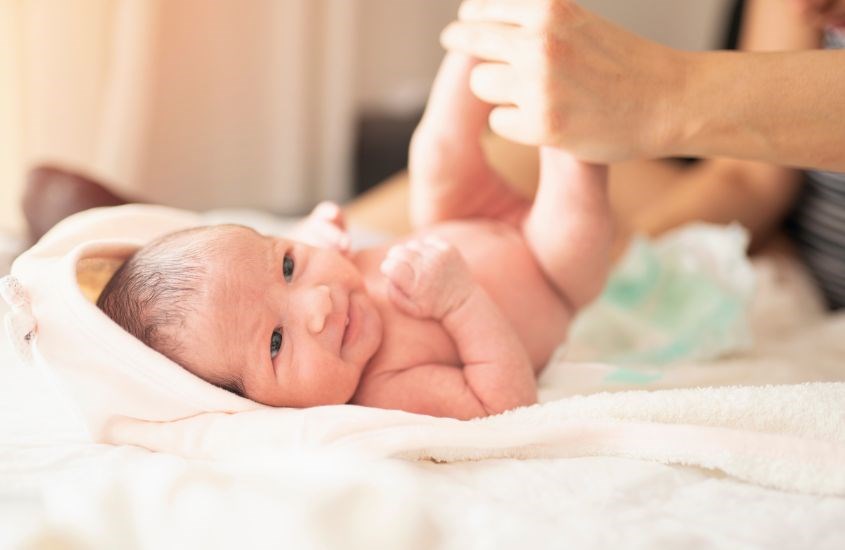 Đóng bỉm cho bé đúng cách để đảm bảo vệ sinh cũng như hiệu quả của bỉm