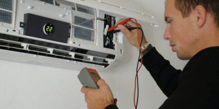 Sử dụng đồng hồ đo để kiểm tra điện trở cảm biến máy lạnh