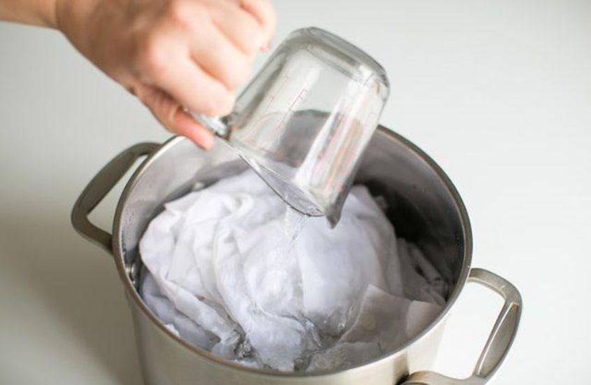 Ngâm quần áo với giấm hoặc muối