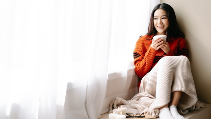 Để phòng tránh viêm họng, bạn cần giữ cơ thể ấm vào lúc thời tiết hanh khô