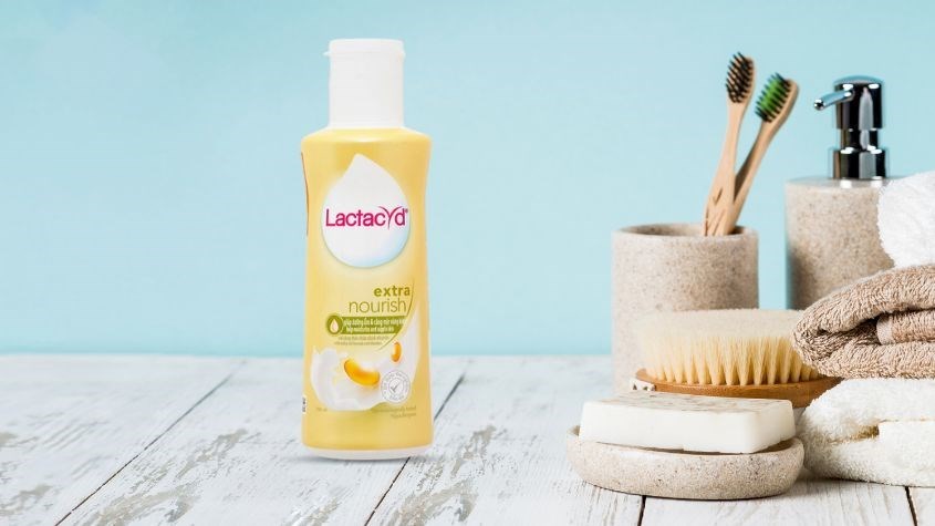 Dung dịch vệ sinh phụ nữ Lactacyd Extra Nourish hương dịu nhẹ 150 ml