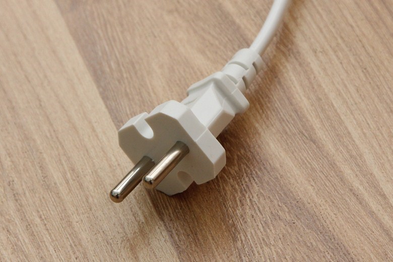 Phích cắm được làm bằng đồng nguyên chất giúp dẫn điện tốt, hiệu quả 