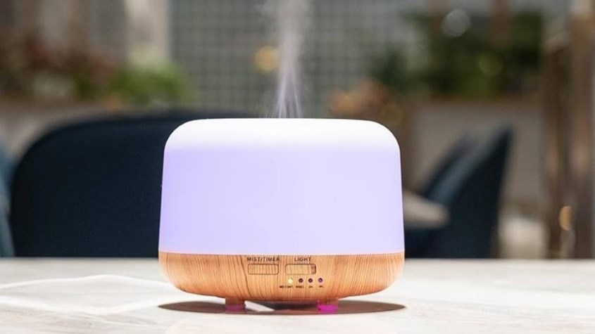 Dùng máy khuếch tán tinh dầu để tỏa hương thơm và giúp làm bay mùi hôi khó chịu