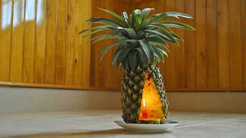 Đốt nến bên trong trái thơm để khử mùi hôi nhà vệ sinh