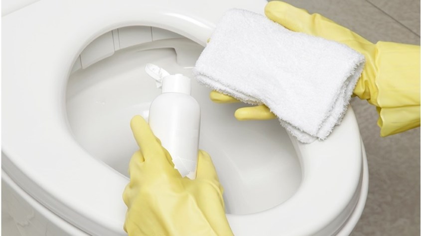 Cọ rửa nhà vệ sinh thường xuyên để tránh mùi hôi khó chịu
