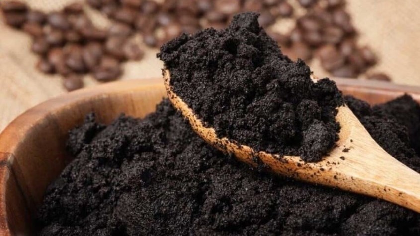 Tận dụng bã cà phê để khử khuẩn mùi hôi ở nhà vệ sinh 