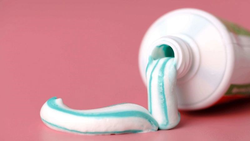 Một số thành phần trong kem đánh răng có thể gây sưng nướu 