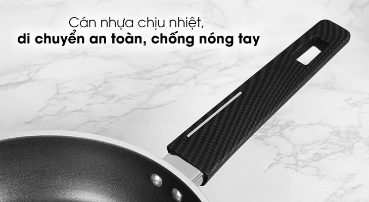 Chảo nhôm chống dính đáy từ 24 cm Elmich Nero EL-3772 sử dụng cán nhựa chịu nhiệt, bền bỉ theo thời gian