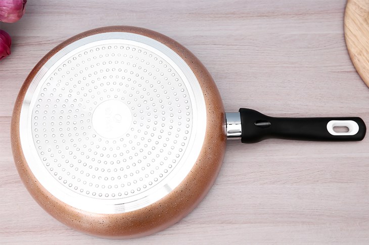Chảo nhôm sâu chống dính vân đá đáy từ 28 cm Elmich EL2028MN với đáy chảo bằng inox cao cấp giúp bắt từ tốt, tỏa nhiệt đều