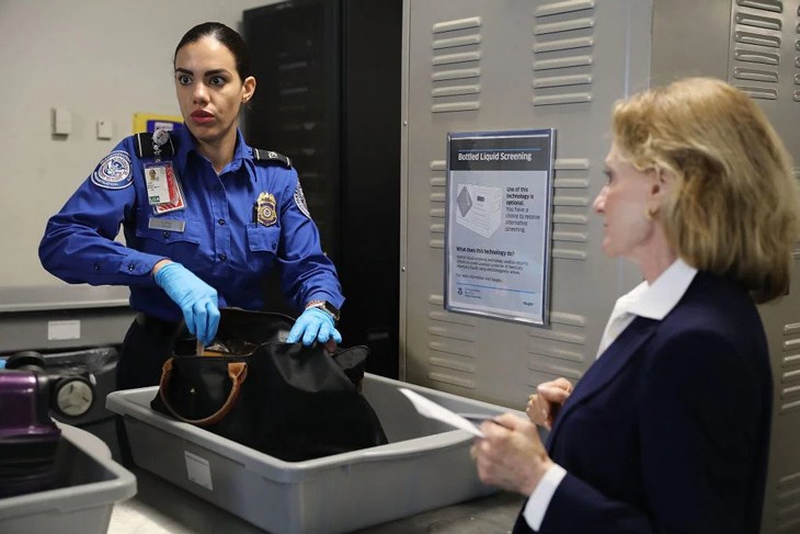 Máy dò kim loại sử dụng cho bộ phận kiểm tra tại sân bay để đảm bảo an ninh