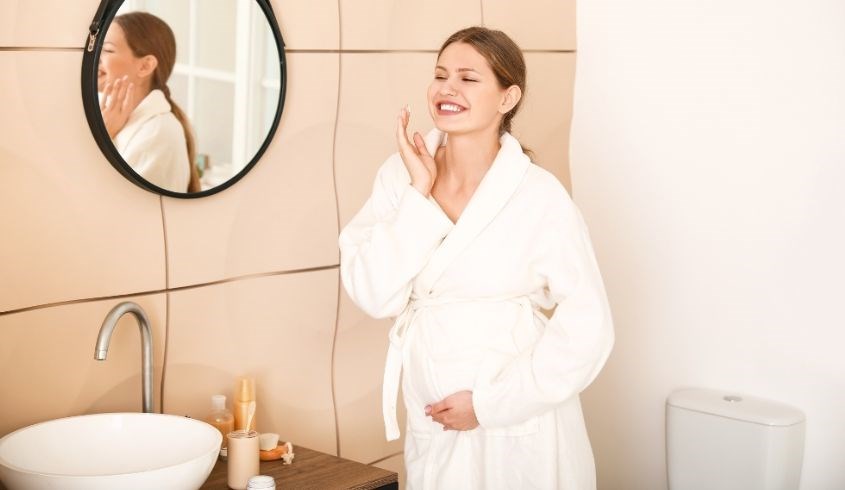 Mẹ bầu nên hạn chế dùng mỹ phẩm trong 3 tháng đầu tiên