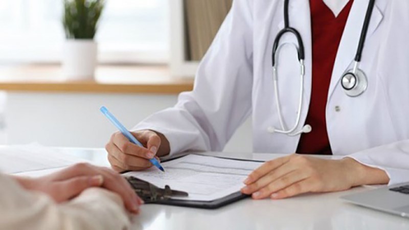 Đến khám bác sĩ để được chẩn đoán và tư vấn phương pháp điều trị hiệu quả