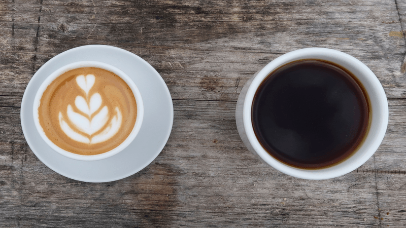 Bạn nên hạn chế uống caffein trước khi ngủ 