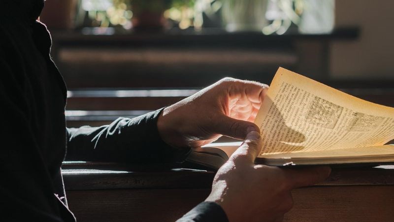 Đọc sách thường xuyên giúp giảm lo lắng, ngủ ngon hơn