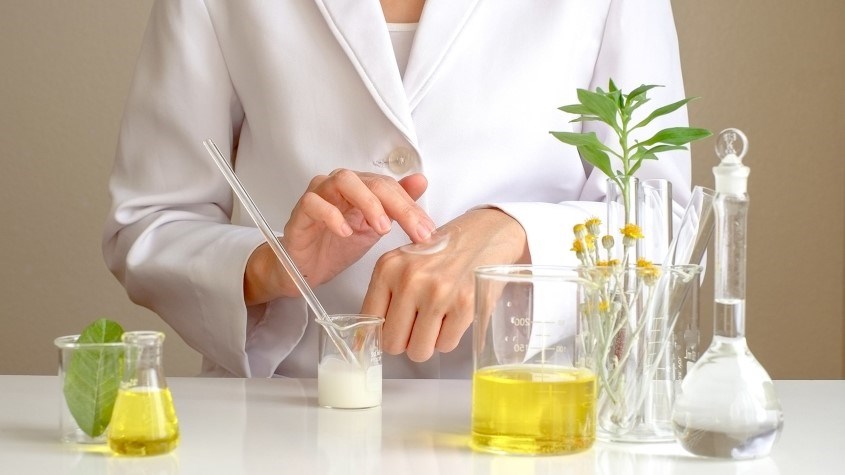 Cồn trong mỹ phẩm gồm 2 loại là cồn khô và cồn béo