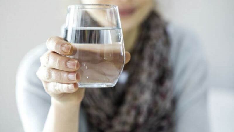 Uống đủ nước giúp đôi môi căng bóng, mịn màng