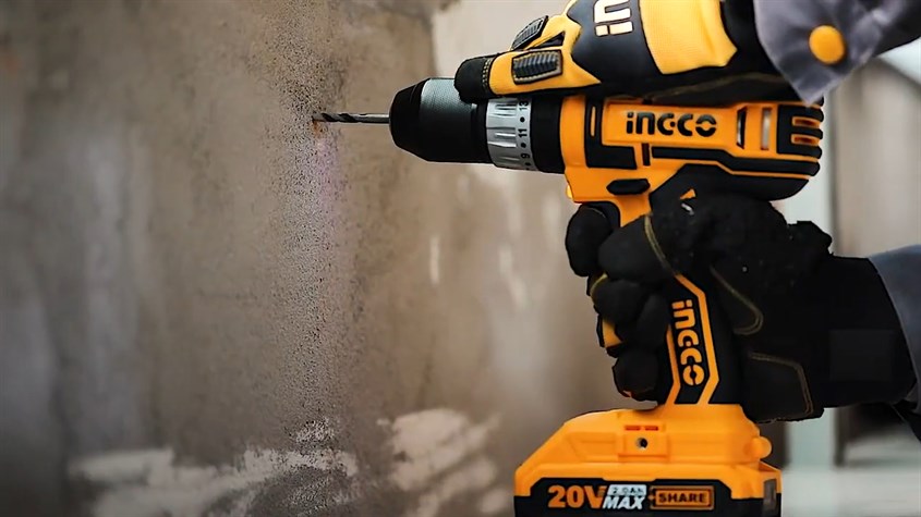 Máy khoan búa Máy khoan búa iNgco dùng pin có thiết kế nhỏ gọn, cầm vừa tay, được hãng tặng kèm 2 pin và 1 sạc để bạn có thể sử dụng máy một cách tiện lợi mà không cần cắm điện