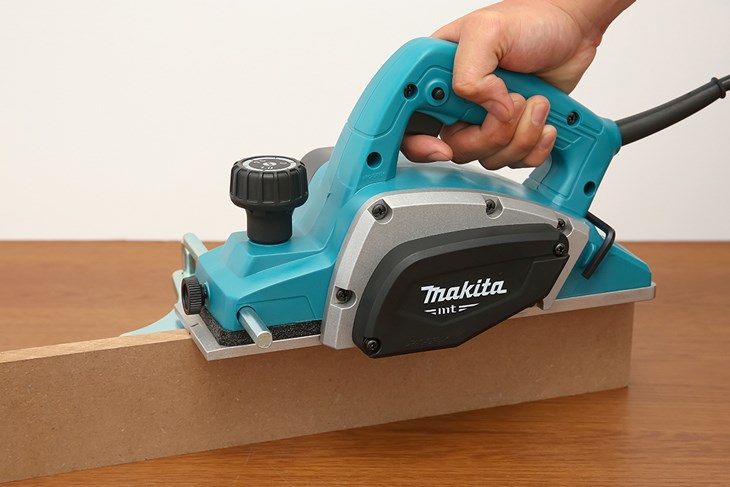 Máy bào gỗ Makita M1902B 580W sở hữu công suất 580W cùng lưỡi dao sắc bén giúp bạn làm nhẵn, phẳng bề mặt gỗ nhanh chóng