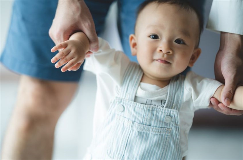 Dạy bé tập đi an toàn 