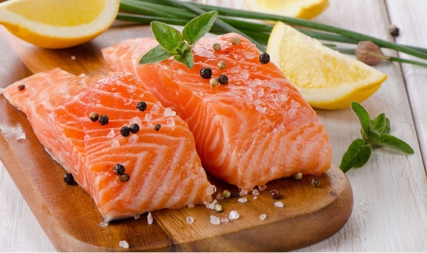 Chọn mua cá hồi tươi để nấu cháo cho bé