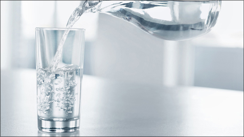 Uống đủ nước mỗi ngày giúp cấp ẩm cho móng tay