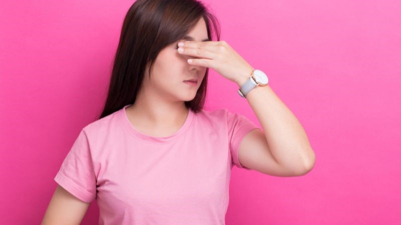 Dụi tay l&ecirc;n mắt dễ g&acirc;y nhiễm tr&ugrave;ng sau khi mổ