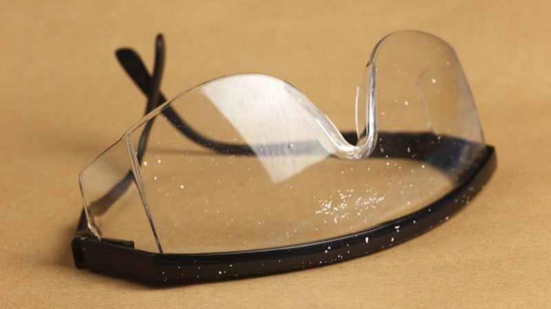 Bệnh nh&acirc;n n&ecirc;n đeo k&iacute;nh bảo vệ mắt sau khi mổ đục thuỷ tinh thể