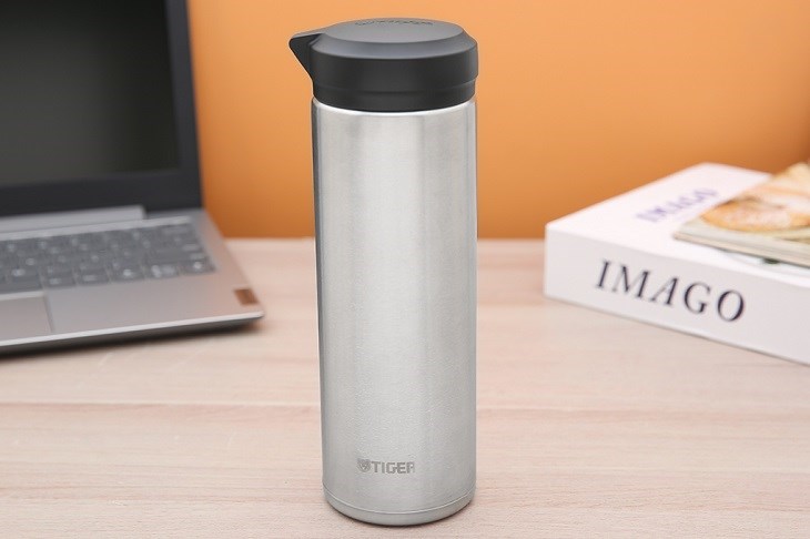 Bình giữ nhiệt inox 480 ml Tiger MEA-A048XSV có màu xám trẻ trung, hiện đại, phù hợp với nhiều độ tuổi