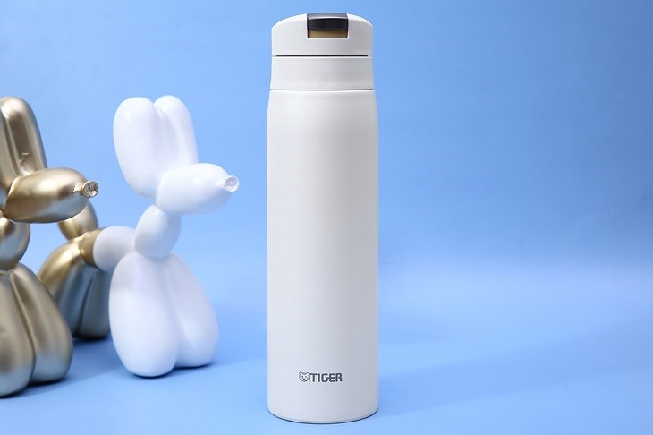 Bình giữ nhiệt inox 500 ml Tiger MCX-A502WRV sở hữu kiểu dáng đơn giản, gọn đẹp, dễ dàng mang theo