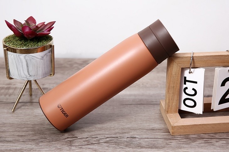 Bình giữ nhiệt inox 500 ml Tiger MCY-K050DSV được thiết kế đơn giản, màu sắc sang trọng