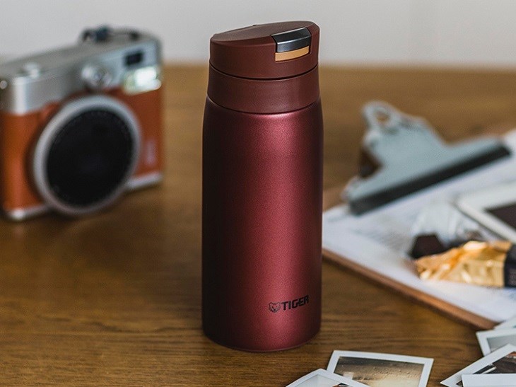 Bình giữ nhiệt Tiger được thiết kế chắc chắn, phần nắp được tích hợp đóng nắp tự động