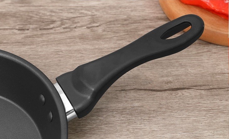 Tay cầm của chảo chống dính HappyCook được thiết kế dài, dễ dàng cầm nắm