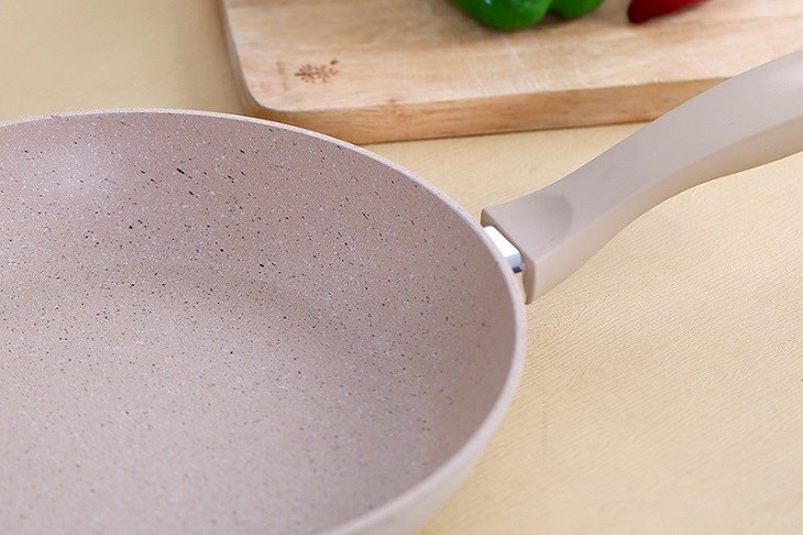 Chảo nhôm chống dính đáy từ 26 cm Happycook Charm CHP-26 sở hữu lớp chống dính vân đá hoa cương