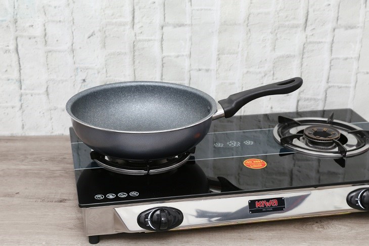 Chảo nhôm sâu chống dính đáy từ 28 cm Happycook MWP-28IH được làm bằng chất liệu nhôm chắc chắn