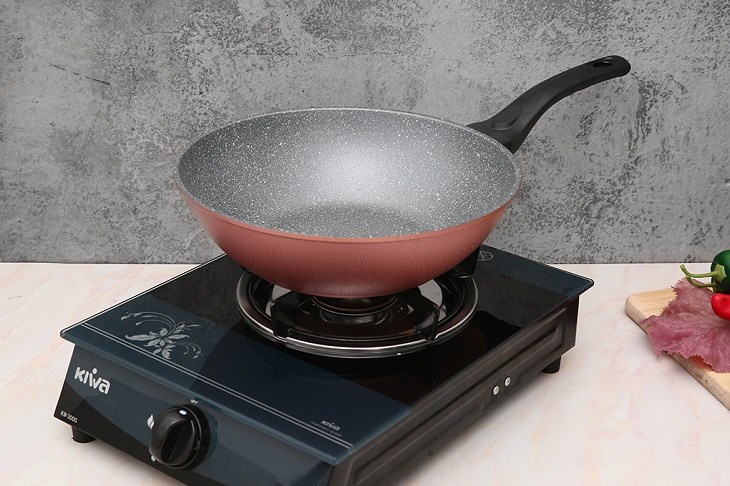 Chảo nhôm sâu chống dính vân đá đáy từ 28 cm Happycook Aura AWP-28IH phù hợp nấu dành cho bếp ga