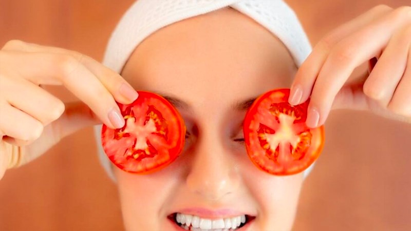 Mặt nạ đất sét và cà chua giúp hấp thụ dầu thừa trên da