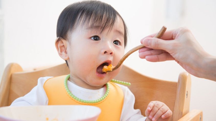 Chỉ nên bổ sung dầu cá hồi khi bé bắt đầu tập ăn dặm Chỉ nên bổ sung dầu cá hồi khi bé bắt đầu tập ăn dặm