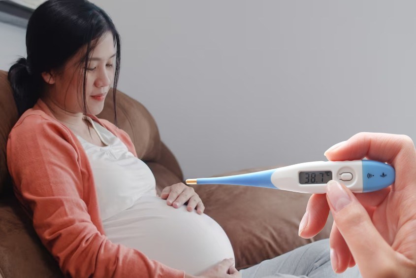 Mẹ bầu đau ngực kèm theo sốt cao là triệu chứng bất thường