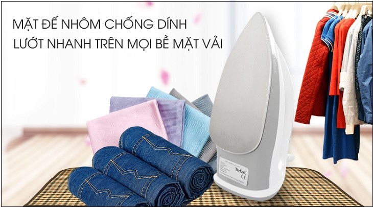 Bàn ủi khô Tefal FS2610L0 1200W có mặt đế được phủ lớp nhôm chống dính giúp ủi êm ái trên mọi mặt vải