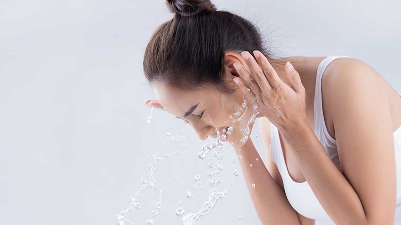 Rửa mặt lại bằng nước sạch để tránh nước muối gây mòn da
