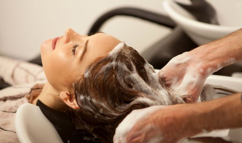 Dầu gội hương nước hoa có công dụng làm sạch và lưu giữ hương thơm quyến rũ