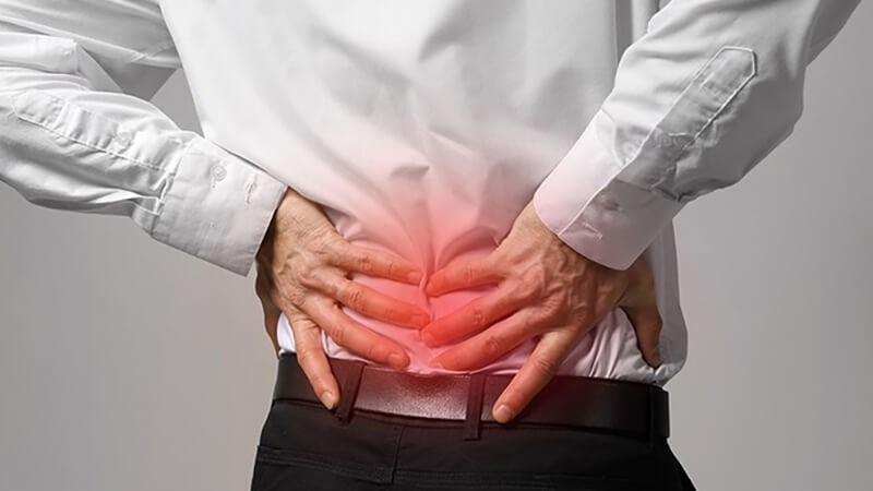 Bạn nên đi khám bác sĩ nếu có tình trạng đau lưng và các triệu chứng khác