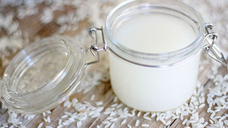 Trong nước vo gạo chứa rất nhiều Vitamin và chất chống oxy hoá